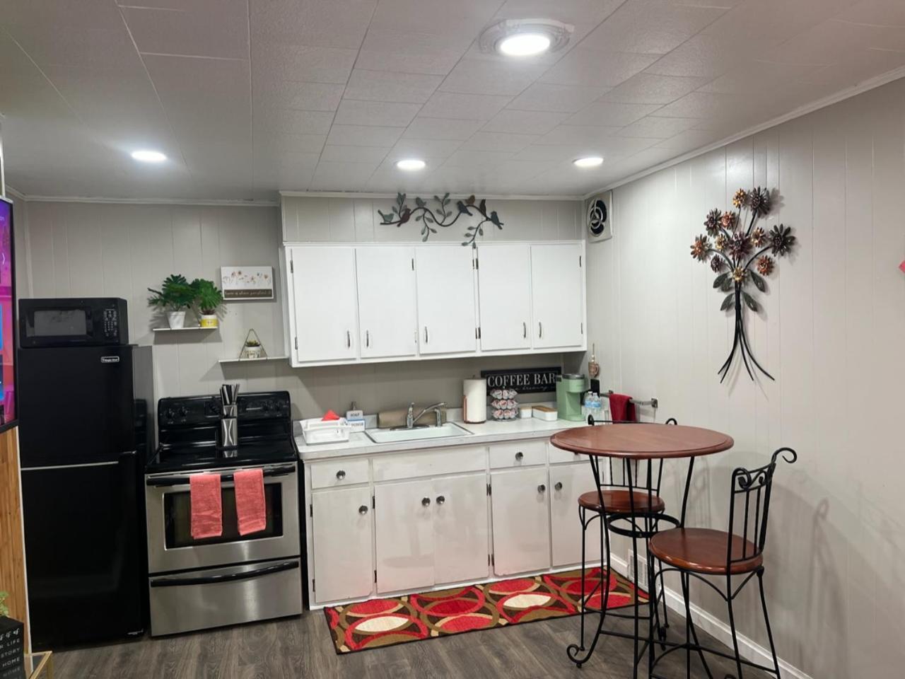 Cozy Buffalo Home-sleeps 4 *